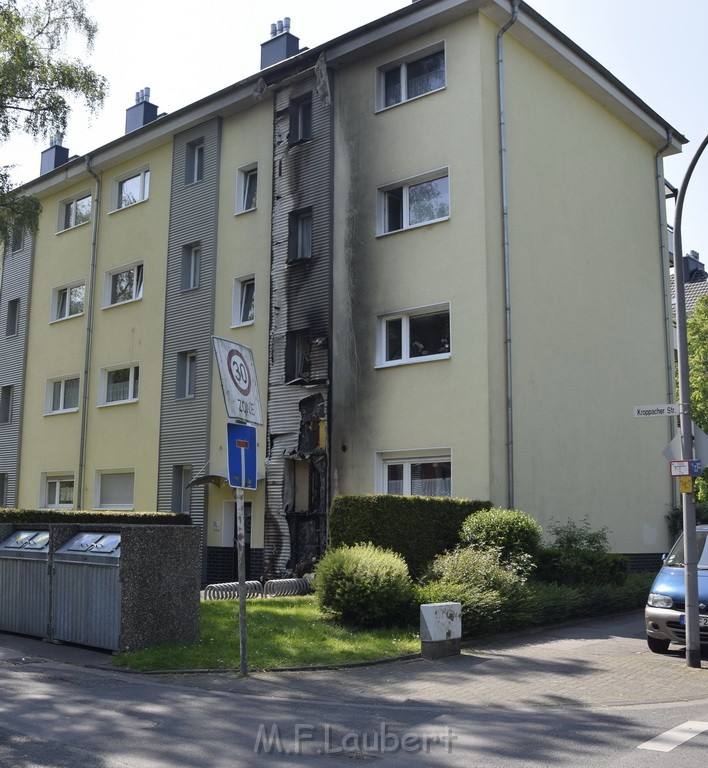 Rollerbrand dann Feuer 1 Fassadenbrand Koeln Gremberg Kroppergasse P60.JPG - Miklos Laubert